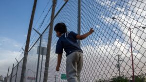 Cientos de hombres y mujeres acompañados de sus hijos son deportados todos los días por el puente internacional Paso del Norte en ciudad Juárez Chihuahua y llevados a los albergues de la ciudad. Foto de David Peonado de Pexels.