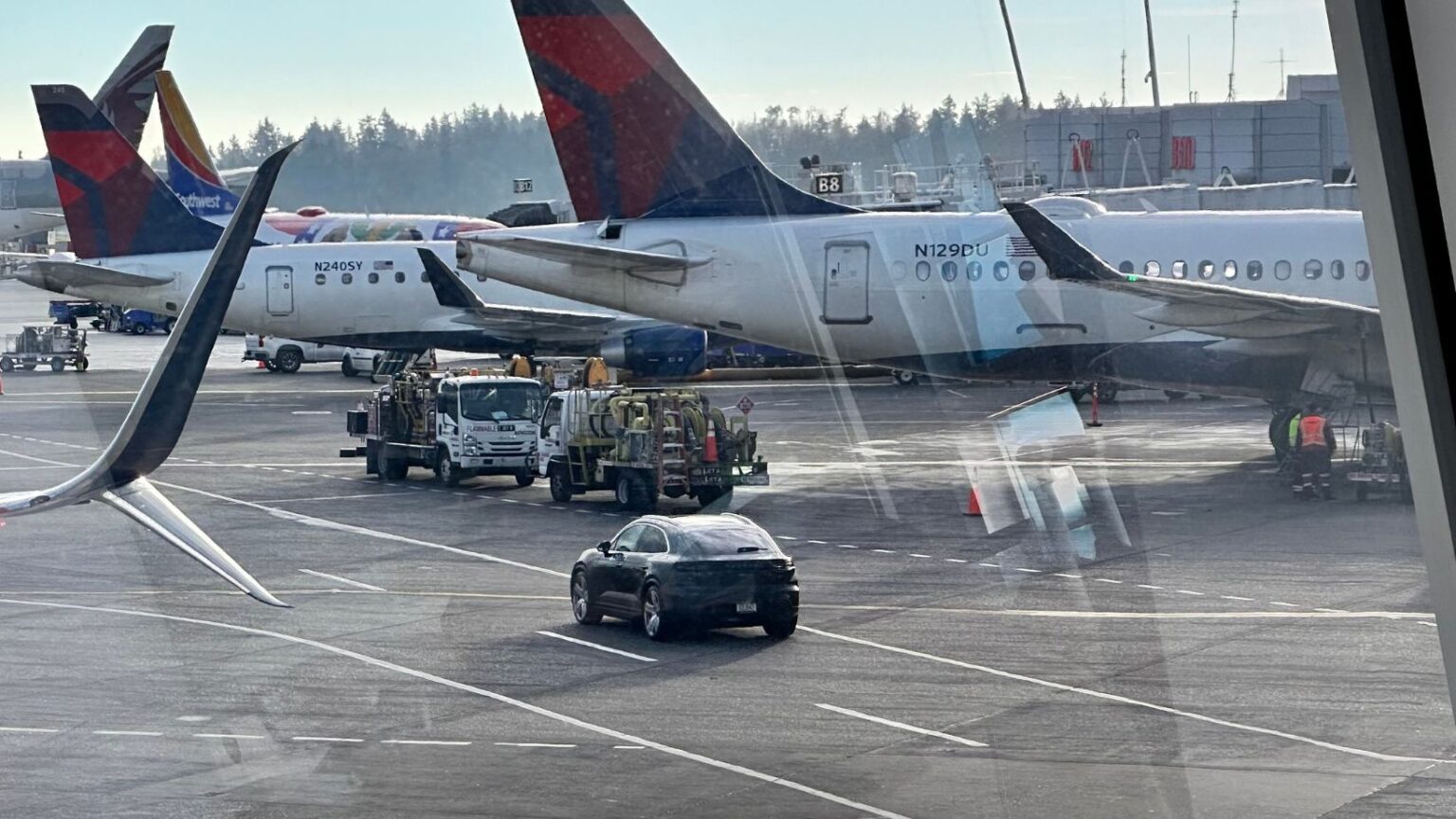 Avión de Delta en el aeropuerto de SeaTac - Latino Herald