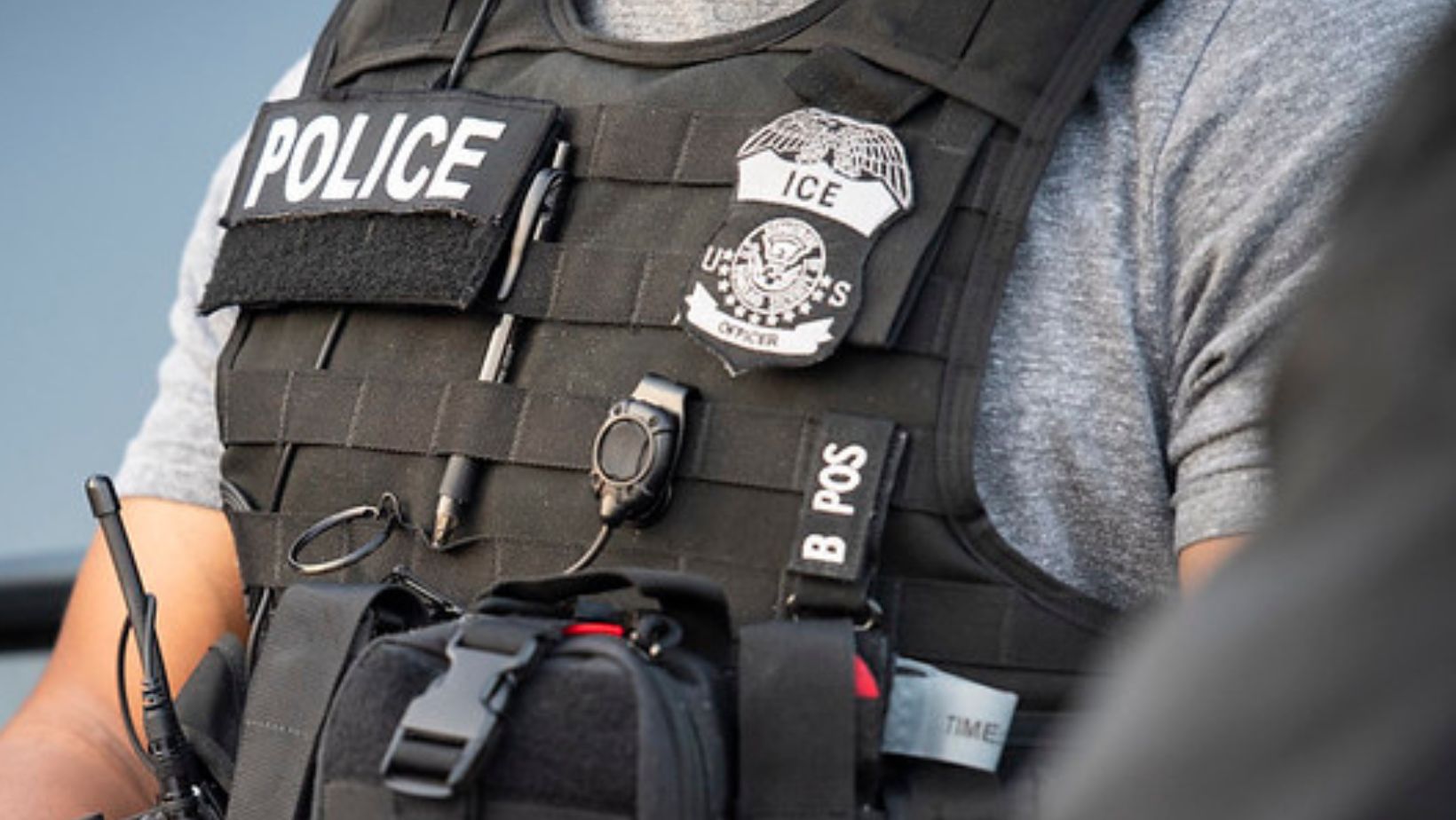 Agente del ICE durante un operativo Agente del ICE durante un operativo