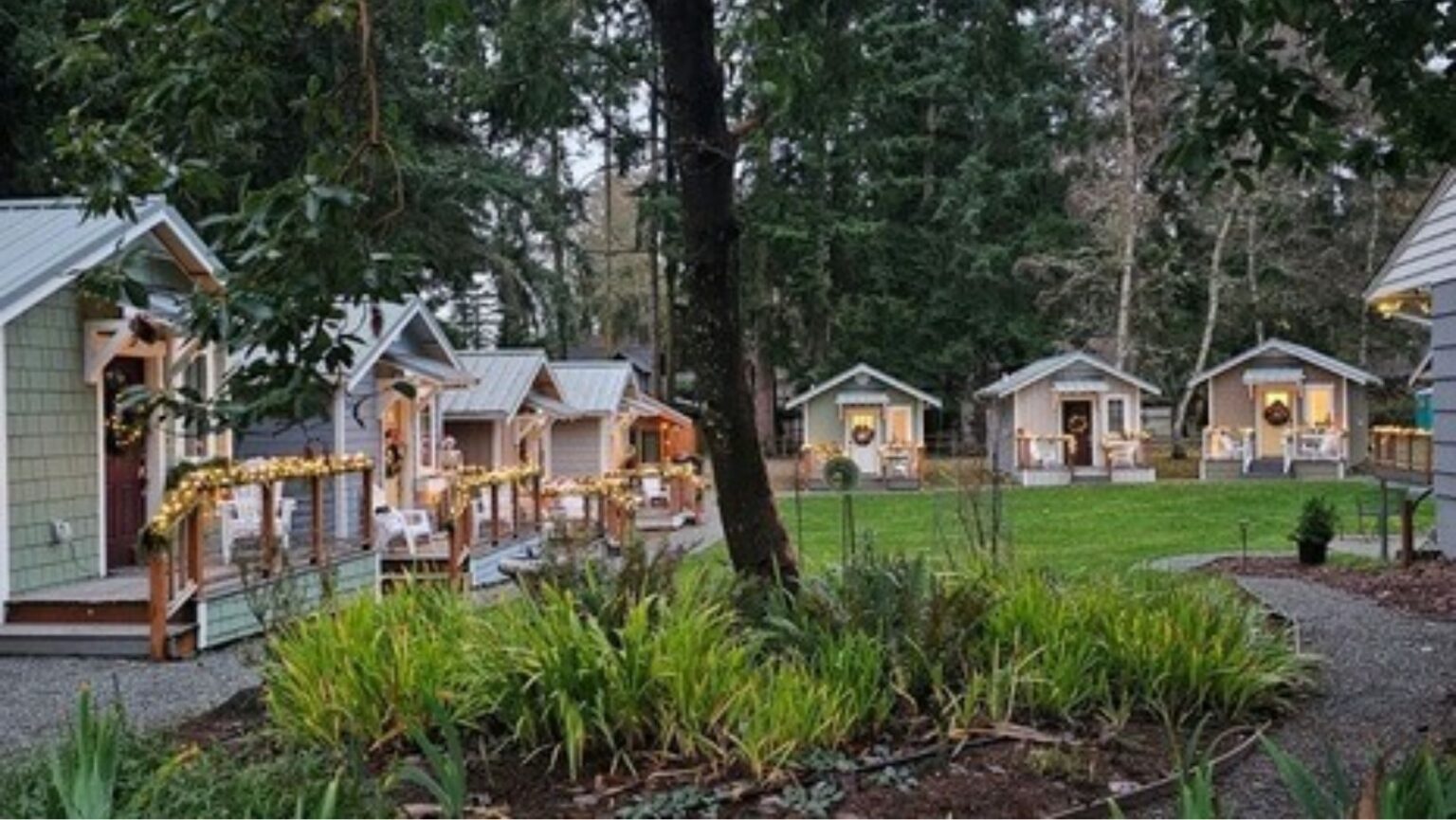 Tiny Homes in the Name of Christ, en Langley, Whidbey Island, que construyó nueve minicasas. Cada una cuenta con una combinación de cocina y sala de estar, un dormitorio y un baño completo, todo conectado al sistema de alcantarillado – Departamento de Comercio