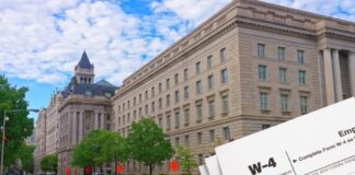 U.S. DOGE Service busca acceso a datos fiscales del IRS: Preocupación por la privacidad Edificio del Servicio de Impuestos Internos en Washington. D.C.