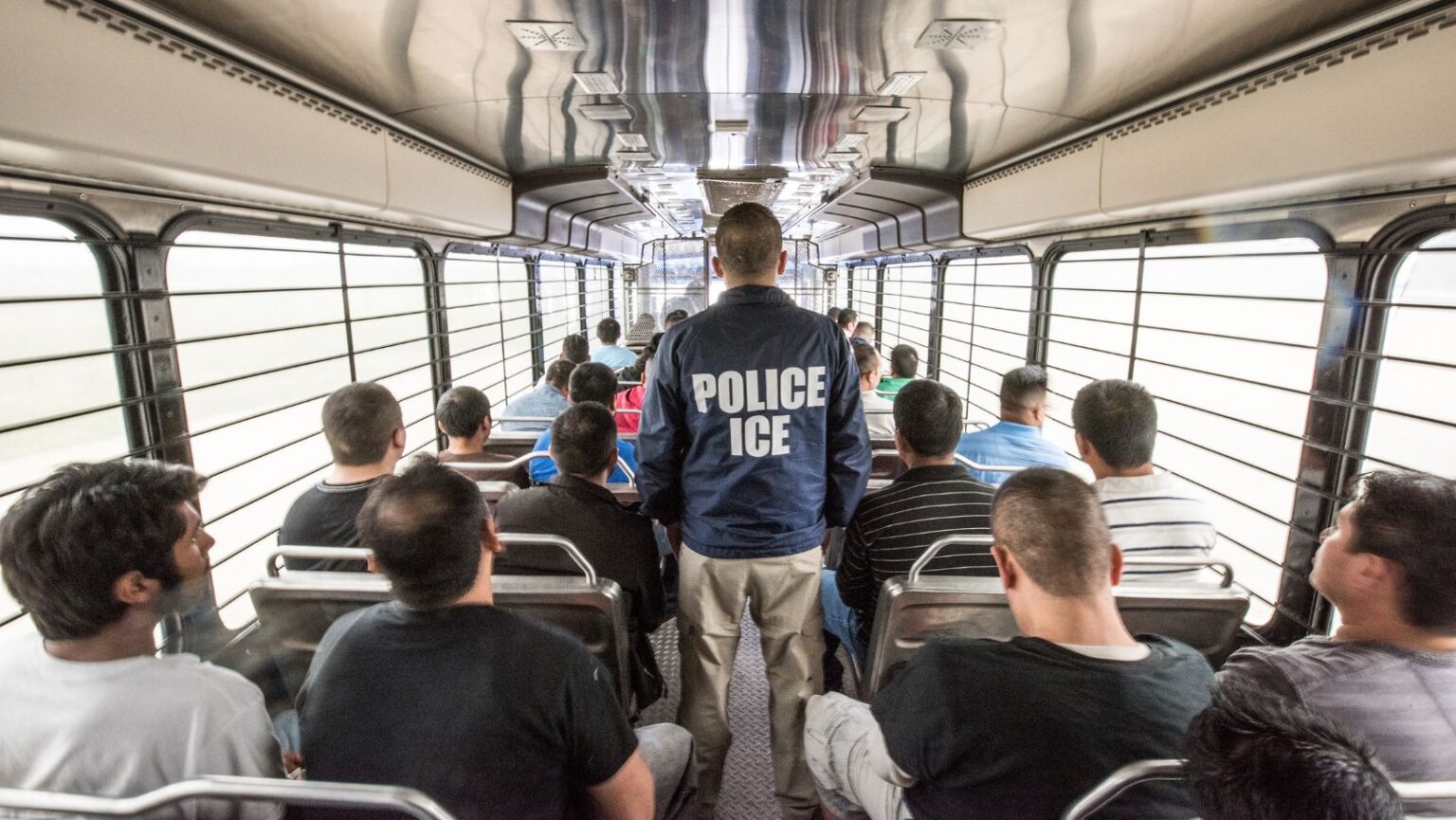 Oficial de ERO escolta a extranjeros que se dirigen a un centro de detención de ICE en Chicago, Illinois. El 18 de octubre del 2015