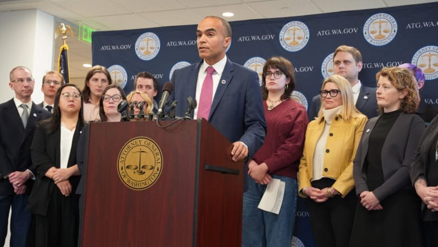 General Le Nick Brown anunció en una rueda de prensa el 7 de febrero de 2025 una demanda contra la orden ejecutiva que pretende eliminar la financiación federal a instituciones médicas que ofrecen atención de afirmación de género