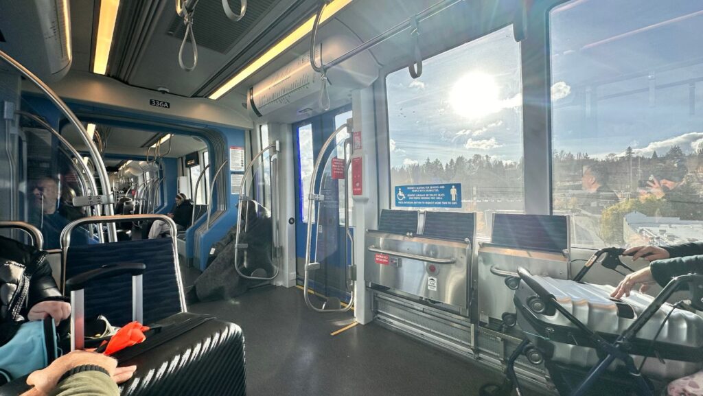 Área interna del tren ligero Link