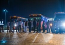 Gobierno de Trump evalúa cobrar $18 mil dólares a inmigrantes por deportación Ciudadanos guatemaltecos esperan ser inspeccionados y abordados en un vuelo charter a Guatemala el 16 de febrero de 2023
