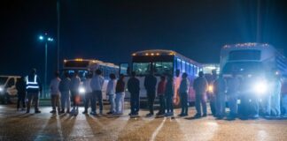 Menos respaldo a las deportaciones y mayor inquietud por la inflación, según encuesta Ciudadanos guatemaltecos esperan ser inspeccionados y abordados en un vuelo charter a Guatemala el 16 de febrero de 2023