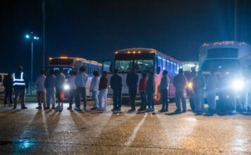 Gobierno de Trump evalúa cobrar $18 mil dólares a inmigrantes por deportación Ciudadanos guatemaltecos esperan ser inspeccionados y abordados en un vuelo charter a Guatemala el 16 de febrero de 2023