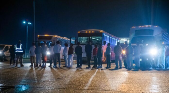Gobierno de Trump evalúa cobrar $18 mil dólares a inmigrantes por deportación Ciudadanos guatemaltecos esperan ser inspeccionados y abordados en un vuelo charter a Guatemala el 16 de febrero de 2023