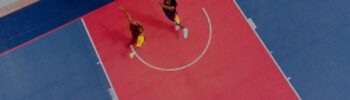 Atletas jugando basquetbol