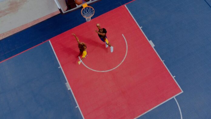 Atletas jugando basquetbol