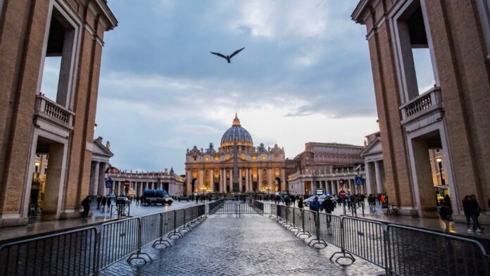 22-general-2-1.jpg Las personas caminan en las afueras de la Basílica de San Pedro en el Vaticano, Roma, Italia.