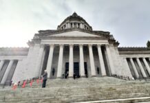 Cámara de Representantes de Washington aprueba propuesta del impuesto a los millonarios El Capitolio del Estado de Washington (o "Edificio Legislativo") en Olympia es la sede del gobierno del estado de Washington. Contiene las cámaras de la Legislatura del Estado de Washington, oficinas para el gobernador, el vicegobernador, el secretario de estado y el tesorero estatal. Es parte de un campus administrativo más grande que incluye edificios para la Corte Suprema de Washington, la Mansión del Gobernador de Washington y muchas otras agencias estatales.