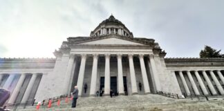 Cámara de Representantes de Washington aprueba propuesta del impuesto a los millonarios El Capitolio del Estado de Washington (o "Edificio Legislativo") en Olympia es la sede del gobierno del estado de Washington. Contiene las cámaras de la Legislatura del Estado de Washington, oficinas para el gobernador, el vicegobernador, el secretario de estado y el tesorero estatal. Es parte de un campus administrativo más grande que incluye edificios para la Corte Suprema de Washington, la Mansión del Gobernador de Washington y muchas otras agencias estatales.