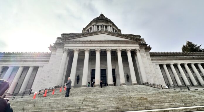 Cámara de Representantes de WA aprueba propuesta de impuesto a millonarios El Capitolio del Estado de Washington (o "Edificio Legislativo") en Olympia es la sede del gobierno del estado de Washington. Contiene las cámaras de la Legislatura del Estado de Washington, oficinas para el gobernador, el vicegobernador, el secretario de estado y el tesorero estatal. Es parte de un campus administrativo más grande que incluye edificios para la Corte Suprema de Washington, la Mansión del Gobernador de Washington y muchas otras agencias estatales.