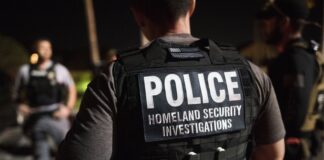 WAISN describe las tendencias de aplicación de la ley de inmigración en Washington Agente especial de Operaciones de Seguridad Nacional (HSI) ayuda a los oficiales asignados a la Oficina de Campo de Miami de USICE el 22 de marzo del 2018 - ICE