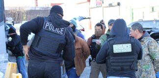 Deportación masiva: La estrategia de Trump y Miller Foto: ICE realizando un operativo de control de inmigración en un lavado de autos - ICE