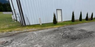 Asfalto dañado en Airport Way en Concrete – Departamento de comercio del estado de Washington