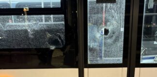 Detienen a dos jóvenes vinculados con tiroteo a un autobús en Lynnwood Daños ocasionados a la unidad de transporte por el tiroteo – Departamento de policía de Lynnwood