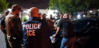 Acusan a ICE de discriminación racial en serie de arrestos de ciudadanos latinos Miembros del equipo de respuesta especial y de operaciones de deportación y control de inmigración