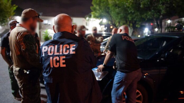 Foto: Miembros del equipo de respuesta especial y de operaciones de deportación y control de inmigración, durante un operativo en Miami, el 13 de julio del 2020 - ICE