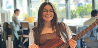 Lucía Flores-Wiseman, logra ser una de las finalistas de The Voice Lucía Flores-Wiseman, de 23 años, finalista de The Voice, posa con su guitarra en un café de Seattle, ciudad donde nació y comenzó su camino musical. ©Latino Herald