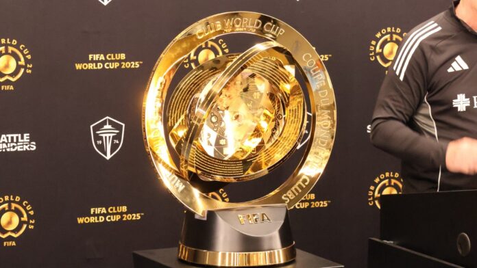 Detalle del trofeo de la Copa Mundial de Clubes de la FIFA 2025™, que destaca grabados en oro de 24 quilates y símbolos de las seis confederaciones. (Foto: © Latino Herald)