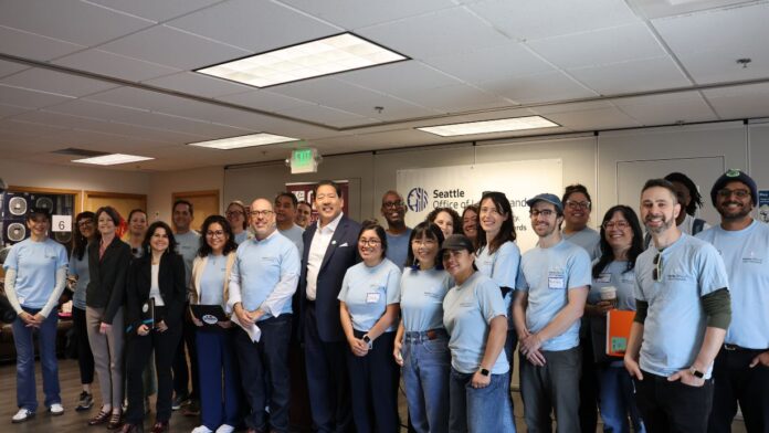 2 El alcalde de Seattle, Bruce Herald con miembros de la oficina de estándares laborales de la ciudad de Seattle.