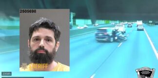 Arrestan a sospechoso de atropello y fuga que dejó a motociclista gravemente herido en Oregon Momento del impacto entre la motocicleta y la minivan Kia Carnival en la autopista 26