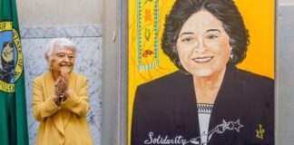 Fallece Phyllis Gutiérrez-Kenney, pionera latina en la legislatura de Washington Phyllis Gutiérrez-Kenney aplaude emocionada frente al retrato en su honor