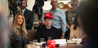Elon Musk anuncia la creación del «America Party» tras ruptura con Trump Elon Musk escucha a los miembros del Gabinete mientras dan actualizaciones durante una reunión