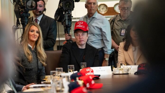 Elon Musks escucha a los miembros del Gabinete mientras dan actualizaciones durante una reunión, el miércoles 30 de abril de 2025, en la Sala del Gabinete. (Foto oficial de la Casa Blanca por Molly Riley) Elon Musks escucha a los miembros del Gabinete mientras dan actualizaciones durante una reunión