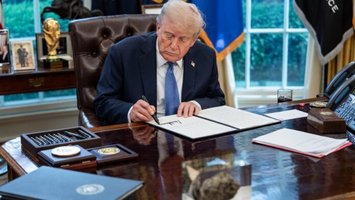 El presidente Donald Trump firma órdenes ejecutivas en la Oficina Oval, el jueves 24 de abril de 2025. (Foto oficial de la Casa Blanca por Abe McNatt)