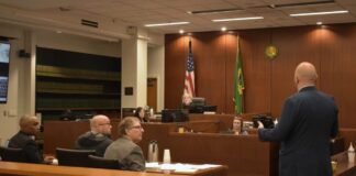 Niegan solicitud de desestimar cargos a acusado por muerte de patrullero en Washington La defensa, encabezada por Tiffany Mecca y Emily Hancock, alegó que la Fiscalía del Condado de Snohomish