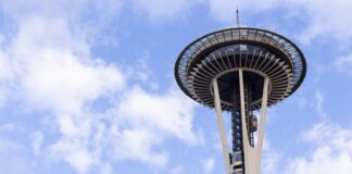 Nuevo ascensor de vidrio de dos pisos transforma la experiencia en el Space Needle El nuevo ascensor Skyliner de Needle es el único ascensor de su tipo en el mundo