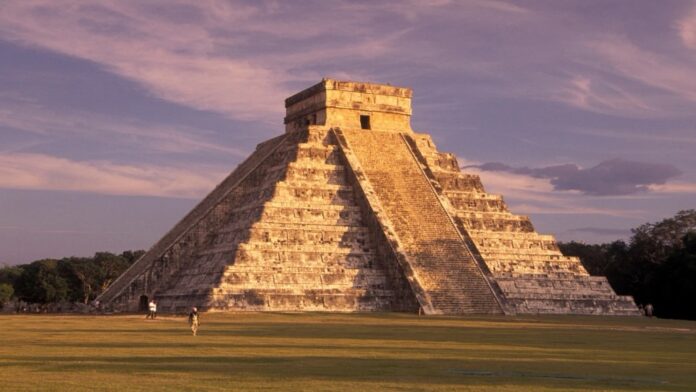 Foto de Canva Templo de Kukulkán, ubicado en Chichén Itzá, Yucatán, es una de las estructuras más emblemáticas de la civilización maya. Construido entre los siglos X y XII