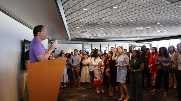 El alcalde de Seattle, Bruce Harrell, se dirige a la audiencia durante la celebración del Cinco de Mayo en la Columbia Towe