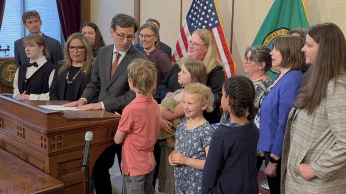 Miembros del equipo de pintura a base de plomo y de Commerce se unieron al gobernador Bob Ferguson para la firma del proyecto de ley el 29 de abril del 2025 - Departamento de Comercio