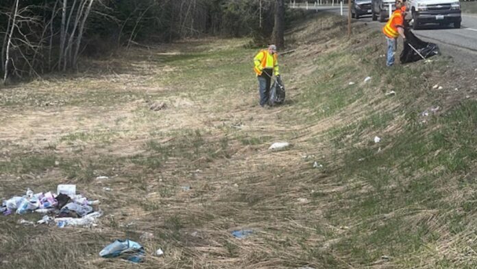 Foto: Trabajadores de mantenimiento limpian la basura a lo largo de una rampa de la I-90 en dirección este cerca de Easton a fines de abril del 2023 -WSDOT