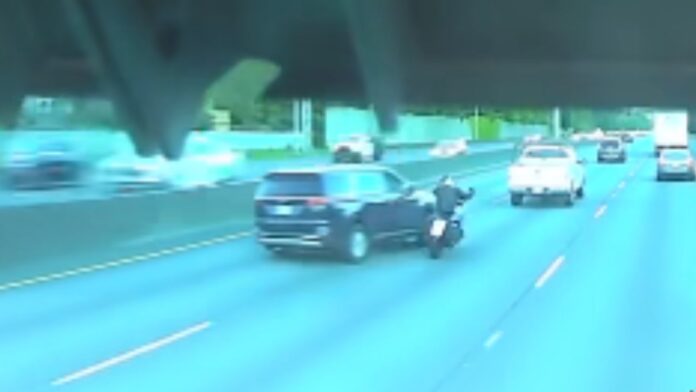 Foto: Momento en que un vehículo enviste contra un motorizado en la autopista 26 en dirección oeste, entre la salida de la autopista 217 y Cedar Hills Boulevard – Departamento de Policía de Beaverton.