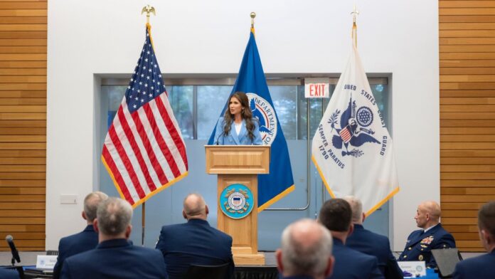 Foto: Kristi Noem durante su discurso del 1 de mayo de 2025 junto a guardacostas de todo EE. UU., desde Alaska hasta Miami - Secretaria Kristi Noem