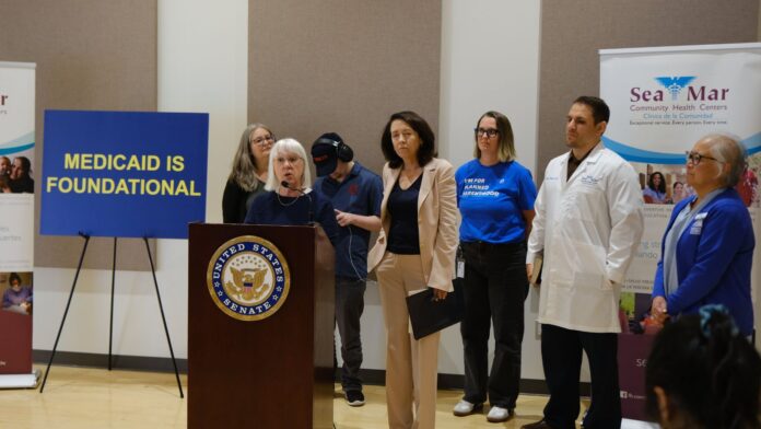 Foto: La senadora Patty Murray y la senadora Maria Cantwell advirtieron el martes 27 de mayo, en una conferencia de prensa que estos recortes tendrán efectos devastadores para el sistema de salud en Washington. Cortesía de la senadora Patty Murray.