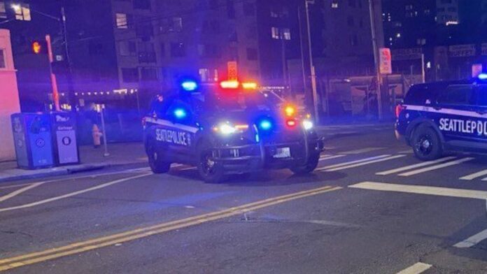 Foto: Patrullas de SPD acordonando un área de Chinatown, luego de una colicion fatal el 27 de mayo del 2024 - SPD Patrullas de SPD acordonando un área de Chinatown