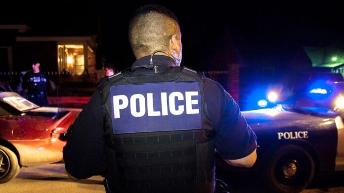 Foto: Miembros de la Unidad de Pandillas del HSI junto con la Unidad de Pandillas del Departamento de Policía de Ft. Worth durante un operativo - ICE
