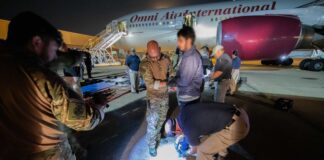 Migrante venezolano presenta reclamo contra EE. UU. tras ser deportado y encarcelado en El Salvador Vuelo de deportación de ciudadanos camboyanos el 4 de mayo del 2019 - ICE