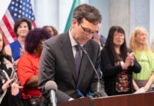 Bob Ferguson firma impuesto a millonarios en Washington y ya se anticipa una demanda Bob Ferguson durante la firma de un proyecto de ley el 7 de mayo del 2025