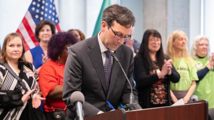 Foto: Bob Ferguson durante la firma de un proyecto de ley el 7 de mayo del 2025 – Oficina del gobernador