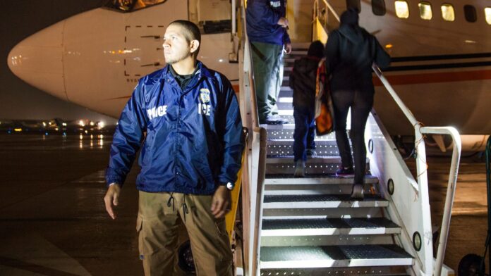Familia repatriada a Centroamérica en vuelo de ICE