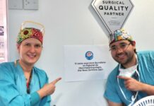Seattle Children’s realiza su primera jornada quirúrgica completamente en español Doctores señalando un cartel que indica la atención pediátrica en español - Foto cortesía de Seattle Children's