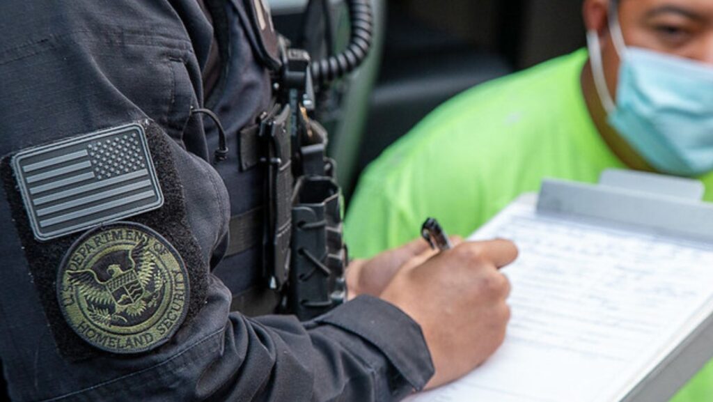 Agentes del DHS durante un arresto - ICE