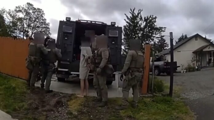Foto: Momento en el que el sospechoso es detenido por los agentes policiales – Oficina del Sheriff del condado de Pierce